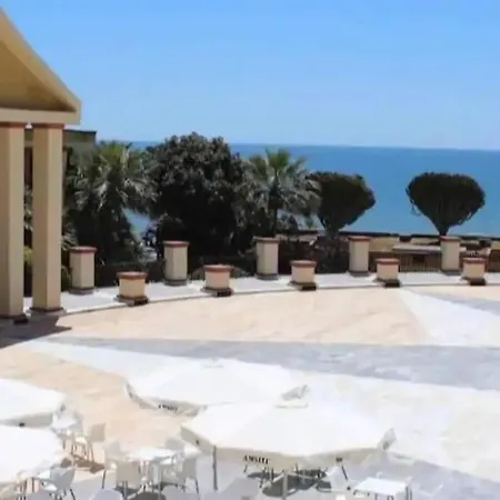Apartment Beachfront - Sea Views - *